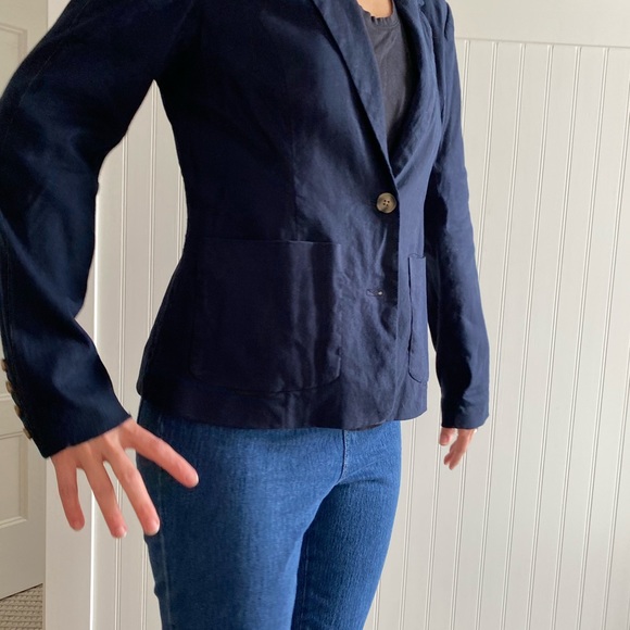 Tahari Navy blue blazer. Outer shell is linen. Only worn a few times. M - Picture 2 of 5